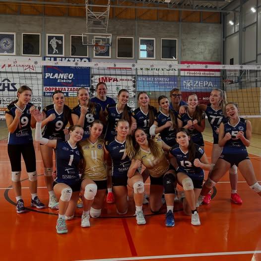 Modré staršie žiačky víťazne 